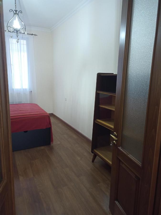 Spacious One Bedroom Apartment In The City Centre Erevan Exterior foto