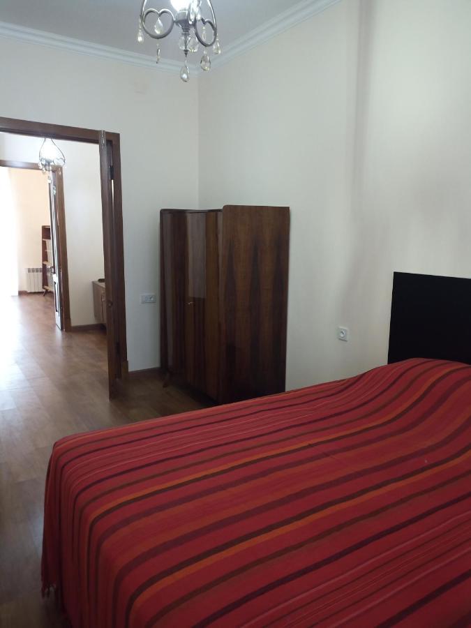 Spacious One Bedroom Apartment In The City Centre Erevan Exterior foto