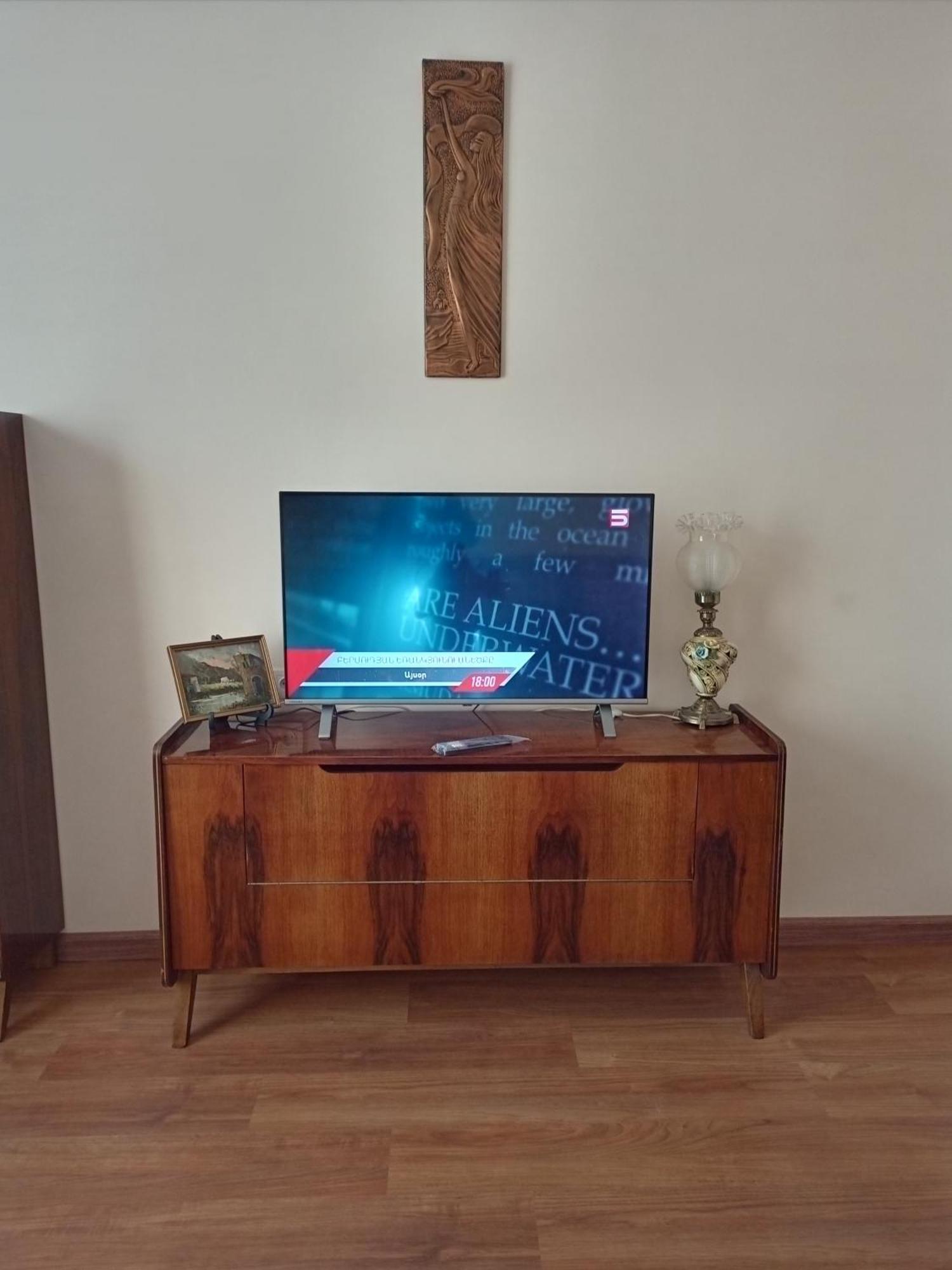 Spacious One Bedroom Apartment In The City Centre Erevan Exterior foto